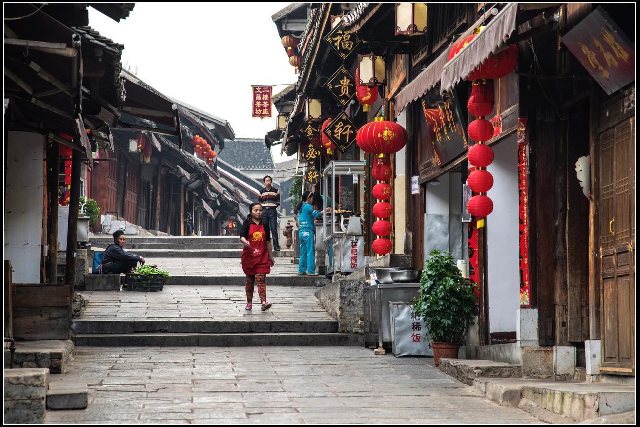 丈夫送妻儿回娘家车门一关瞬间开走 妻子：只是第一脚油门开得快